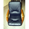 Кресло в офис,  черная кожа с деревянными ножками